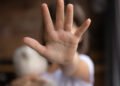Băiat de 14 ani din Hunedoara, arestat preventiv după ce ar fi violat o fată de 13 ani, a filmat cu telefonul mobil şi le-a arătat şi altora / Avea fotografii cu încă o fată, în ipostaze explicite