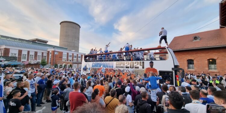 Cupa României câștigată de Corvinul Hunedoara, dusă cu alai la Castelul Corvinilor. Mii de hunedoreni au ieșit pe străzi pentru a-și saluta favoriții