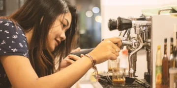 Forța de muncă, una dintre cele mai mari probleme cu care se confruntă proprietarii de cafenele din România / Antreprenor: „În momentul în care dăm un anunț, primim între 50 și 100 de CV-uri. Dacă te alegi cu unul zdravăn la cap, poți să te consideri norocos”